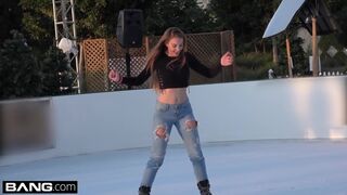Jessie Wylde Perfects Sloppy Public Cock Worship