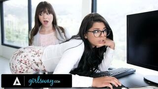 Starving slut demands sloppy pussy eating feast