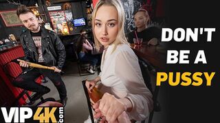 Blonde Bombshell Risks Stranger Bar Pound Fest