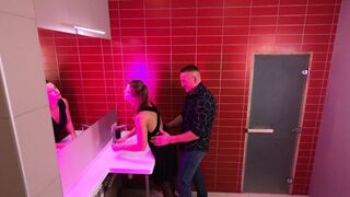 Éjszakai klubban igazi szex nyilvános WC-ben