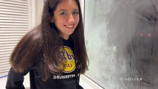 Megdugom a buli legszebb balkáni srácát, miközben a pasija sejt sem sejt róla