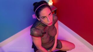 Lana Cohen milf duplán élvezi magát dildóval a puncijában és pluggal a fenekében