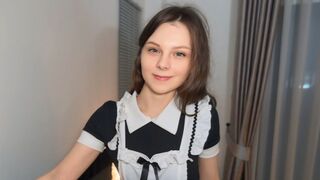 A csinos szolgálólány keményen meg van baszva a takarítás után, arcát pedig megkötik