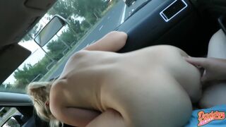A dögös szőkével az autóban forró kalandok