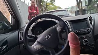 Utcai kézimunka egy diáknak nyilvános helyen