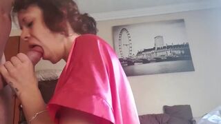 A göndör hajú milf szopja és üti a farkam, míg ki nem spriccelek