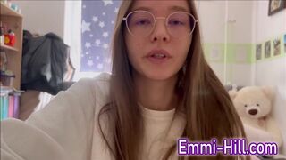 Tini csaj kemény ujjazást kap és spriccel!