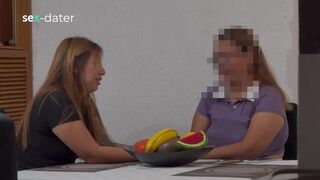 Forró érett nő ujjazza fiatal leszbikus lány nedves punciját, miközben ő élvezi a spriccelős gyönyört