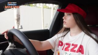 Megdugtam a késő pizza lányt, és hatalmas adaggal jutalmaztam a punciját