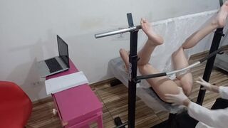 Vörös tinédzser amatőr kitárulkozik a perverz nőgyógyász előtt