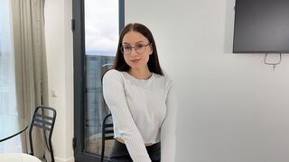 Sikamlós Ava keményen dolgozik az állásért és betölti a száját