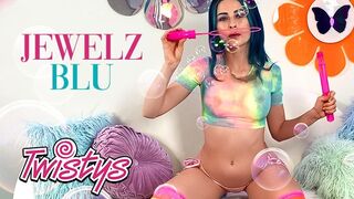 Jewelz Blu kéjesen, vadul maszturbál a kameráknak, óriási mellekkel és vastag műfasszal a Twistys stúdióban