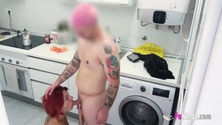 Forró vörös MILF, Alba szétnyitja lábait a mostohafia pasijának a FaKings stúdióban, hogy mindenki élvezze a látványt