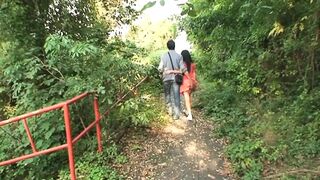 Fiatal lány keményen megdugva a szabadban egy idős férfitől