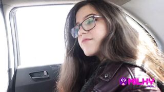 Greta spanyol csaj a taxiban a rózsaszín puncijával fizet