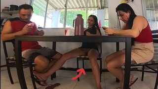 Barátom férjének szopok a születésnapján az asztal alatt