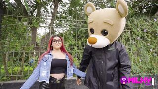 Rosario tini latinoa az utcán, mélyen szopja a Milky Bear vastag műfaszát és keményen lovagol rajta