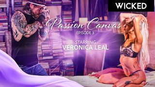 Blonde model vadul kefél a fotózás után a Wicked Channelön