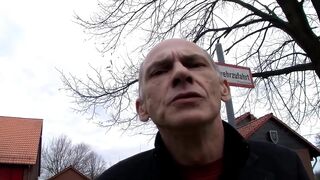 Dús szőke milf vad, nyelves cumizása és mély análja a kanapén