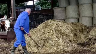 Angelika J és Babsi Bums a tüzes paraszttagokkal lovagolnak a pajtában