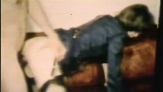 Forró retro csoportos mellelnyalás tehetséges és buja fehér és fekete lányokkal