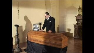 Andrea Mirage hatalmas feneke keményen hátsó bejáratban élvezi Roberto Malone vastag farkát a Vad Fantázia 2 vad jelenetében