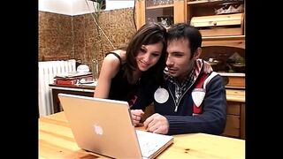 Alexa Grandi mély análja kicsi fenekében vadul élvezve