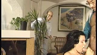 Életszomjas, szőrös puncijú fekete hajú milf szenvedélyes cumizással és torkon nyelésével