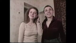 Fiatal lány mohón szopja a farkat és hagyja hogy keményen hátsó bejáraton is megdugják egy privát moszkvai találkozón