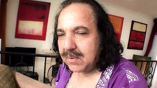 Lynn Love mohón szopja a vastag farkat amatőr retro videón