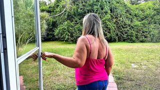 Blonde amatőr milf meztelen csábítás a sűrű erdőben