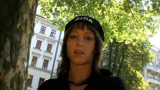 Antonia Campbell-Hughes és Meli Deluxe durva dugása egy vadidegen monstrum farkával és szaftos spricceléssel