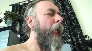 Öreg Papucs Lesi, Ahogy a Mostohaunoka Elélvezik a Pornót az Öreg Disznóknál