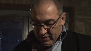 Szőke tinilány mohón szopja a vastag farkat, miközben barna hajú barátnője ugyanazt a kemény farokot veszi a fenekébe és élvezi a mélyen bejutó lökéseket.