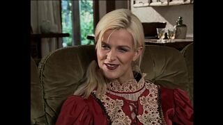 Lisa Belle mohón szopja a vastag farkat, majd hatalmas cicijeivel segget nyomat belőle