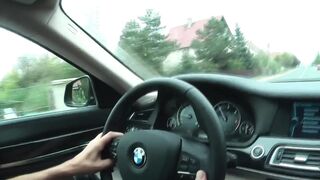 Az izmos testépítő alaposan megdugja a szőke MILF-et és a latina ribancot