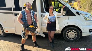 Jennifer Mendez vad lovaglása a furgonban az izmos favágóval