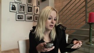 Blond tetovált nő izgatottan fogadja a vastag, fekete farkat a seggébe.