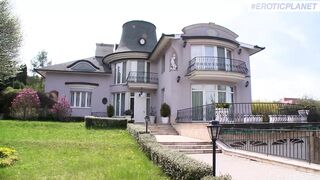 German milf nagy mellekkel keményen tisztogatja a női feneket