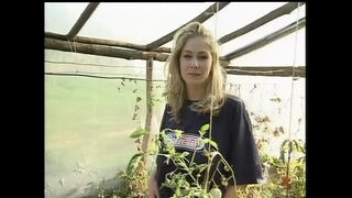 Blond MILF Leona Bojko mohón magába nyeli a monstrum farkát és torkán veszi a forró spriccelést