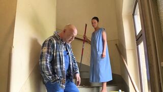 Tetovált csajok mohón nyalnak és lovagolnak óriási farkakon
